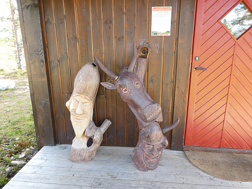 Flotte trefigurer på hytta.