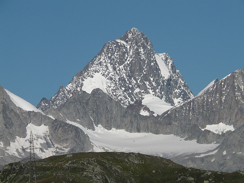 Finsteraarhorn trekker mest oppmerksomhet herfra.