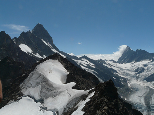 Schreckhorn, og Finsteraarhorn med skydrift bak
