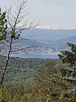 Fjellbyen Drammen, med The Distant White Domes i bakgrunnen