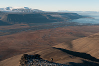 Longyearbyen i bakgrunnen