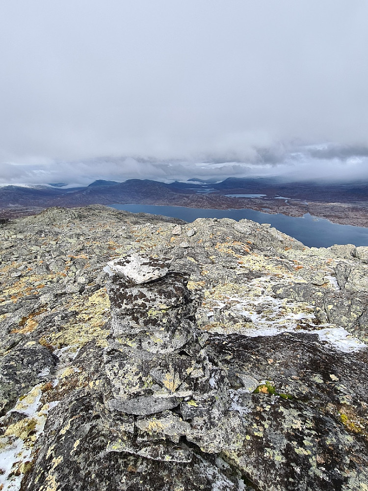 Aursjøhytta og bilen langt i det fjerne.