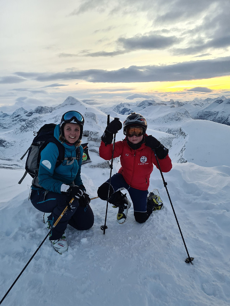 Fra toppen og mot kjente fjell i Eresfjorden