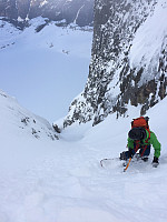 Når Roger velger å kjøre med isøks er det bratt og utsatt. Faller man her, suser man rett i isfossen lengere ned.
