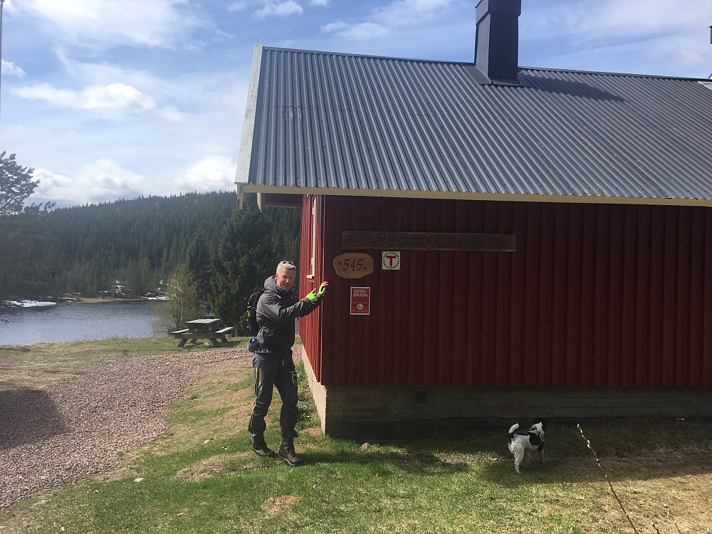 Presteseter ubetjente DNT-hytte ligger nydelig til og visteseg fra en flott side i dag. Dagens lunsjsted.