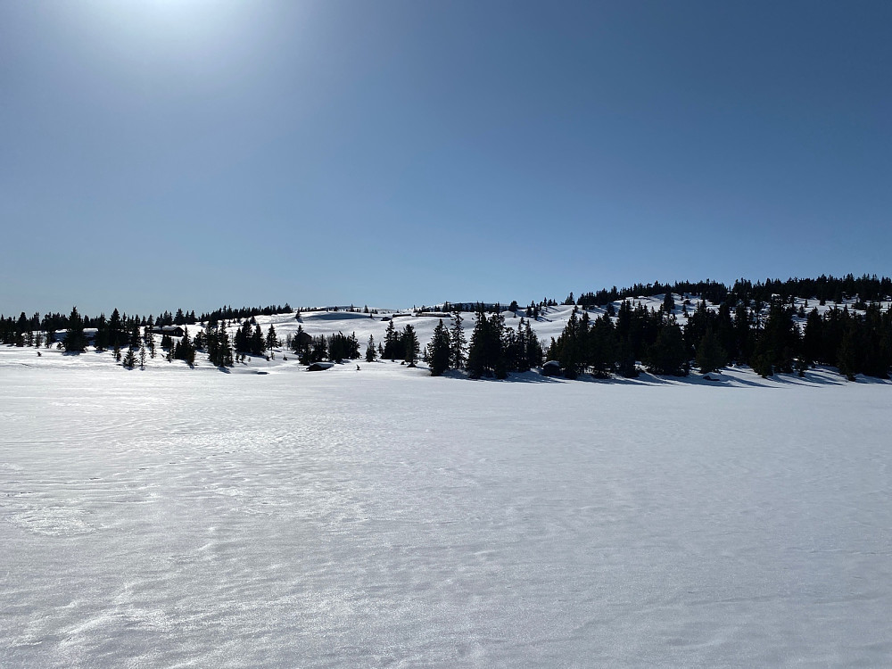 Skjelbreidhytta nærmer seg. Toppen bak skimtes.
