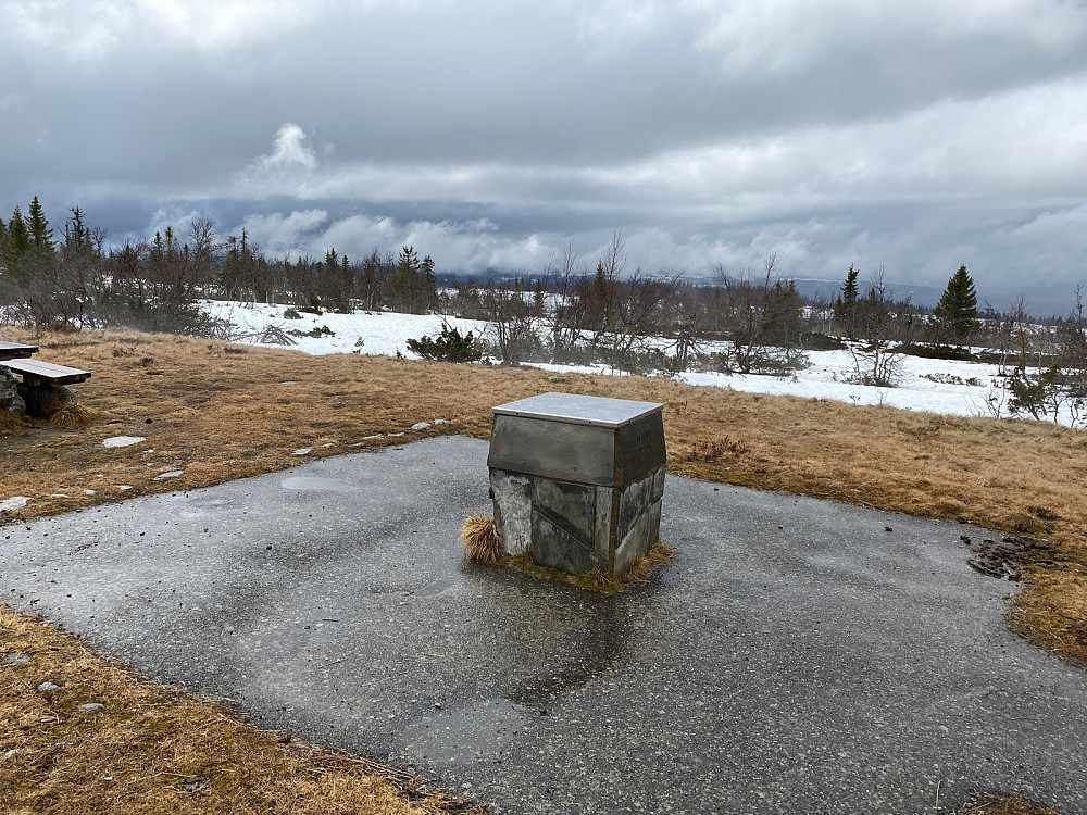 Sikteskiva på Værskei. Ikke rare utsikten i dag, men på en normal dag ser du både Nautgardstinden og topper i Rondane m fl.
