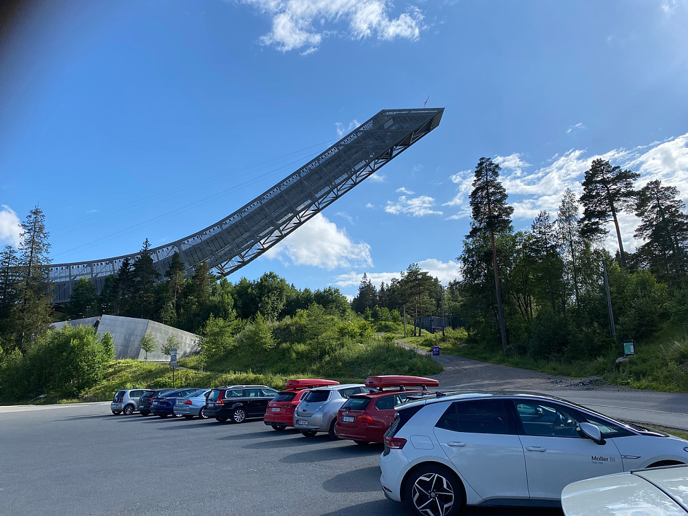 Toppen ligger rett under hopptårnet. Tatt fra p-plassen.