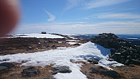 Nevelfjell og fingeren til undertegnede.