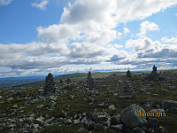 Mange steinvarder på toppen av Myklebyskarven. Antenna på Storhorta i bakgrunnen.