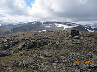 Toppvarden på Ingulssjøhøi mot Sikkildalshøi og Heimdalshøe bak til venstre