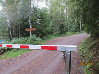Veien var stengt med låst bom