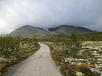 Skyene lå lavt over toppene i det jeg syklet inn