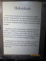 Infoskilt med jevne mellomrom langs stien