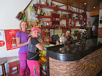 Det ble en stopp på en lokal bar på turen ned