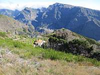 Utsikt ned på parkeringsplassen og utkikkspunktet Pico da Malhada hvor turen startet og sluttet.