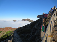 Turstart på toppen av Pico do Areiro. Toppmarkeringen til høyre i bildet