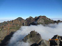 Utsikt fra toppen av Pico Cidrao mot Pico das Torres og Pico Ruivo