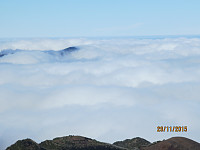 I det fjerne dukket Ruivo do Paul opp av skyene, som jeg besteg i skydekket i går. (Zoomet inn)