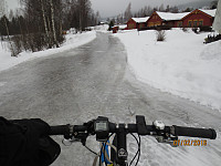 Ved Kringsjåtunet var det våt skøyteis