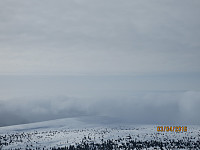 Skyene er i ferd med å dekke over Nevelfjell når jeg står på Reinsfjellet