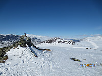 Toppen av Brurskardknappen mot turens neste topp, Nordre Brurskardknappen