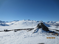 Fra toppen av Brurskardknappen og mot Høgdebrotttet og Tjønnholstinden