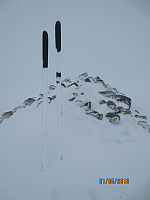 Skikkelig kladdeføre mot toppen, hvor det vår tørr snø under det våte øverste laget. Toppvarden med null utsikt