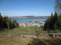 Utsikt fra Hovdetoppen og ned på Gjøvik med Mjøsa bak