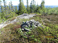 Steinrøys på toppen av Jevnslifjellet
