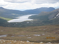 Heimdalen mot Vangstulkampen til venstre og Olskampen til høyre