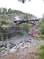 Fra base camp på kvelden. Det kom i land to padlere som stoppet for å hoppe fra brua. Ikke lett å se, men jeg har fanget en av dem i bildet i det han hopper