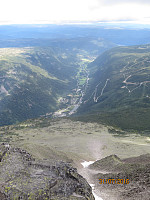 Utsikt ned i dalen fra toppen