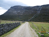 Fra setra og mot Skuthorn. Stien gikk til høyre for bekken opp fjellsiden.