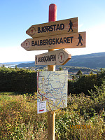 Nytt skilt i kryss på veien opp til Balberg gård
