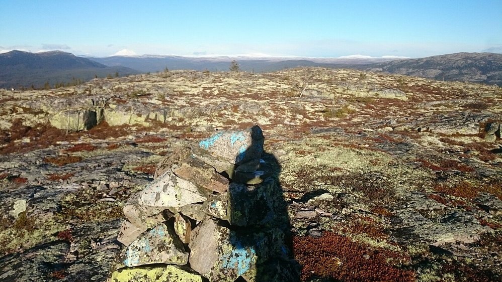 Toppvarden på Skjerbekkletten og bort toppryggen hvor toppen er markert 200 hundre meter nord for varden