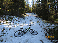 Lengre opp var det snøføre, men sykkelen ble med så lenge det var mulig å sykle ned igjen