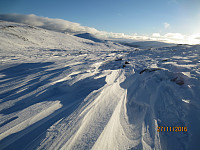 Flotte snøskavler  noen steder oppe på fjellet