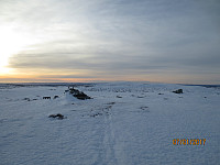 Toppvarden på Hitfjellet og mot turens neste topp, Reinsfjell