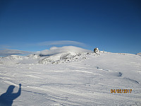 Dagens første topp i sikte med Storronden dekket av en skydott i bakgrunnen