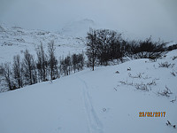 Mye løs snø i lia opp mot toppen