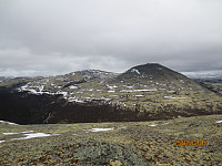 Utsikt over Ryddølsdalen og mot Vesl- og Storkuva i det tåka letter