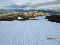 Tilbakeblikk i det jeg krysser en snøfonne under toppen