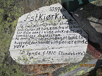 Informasjon om fjellet på en stein på toppen