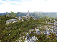 Fra høyeste punkt og bort på toppmarkeringen på Korstadkampen
