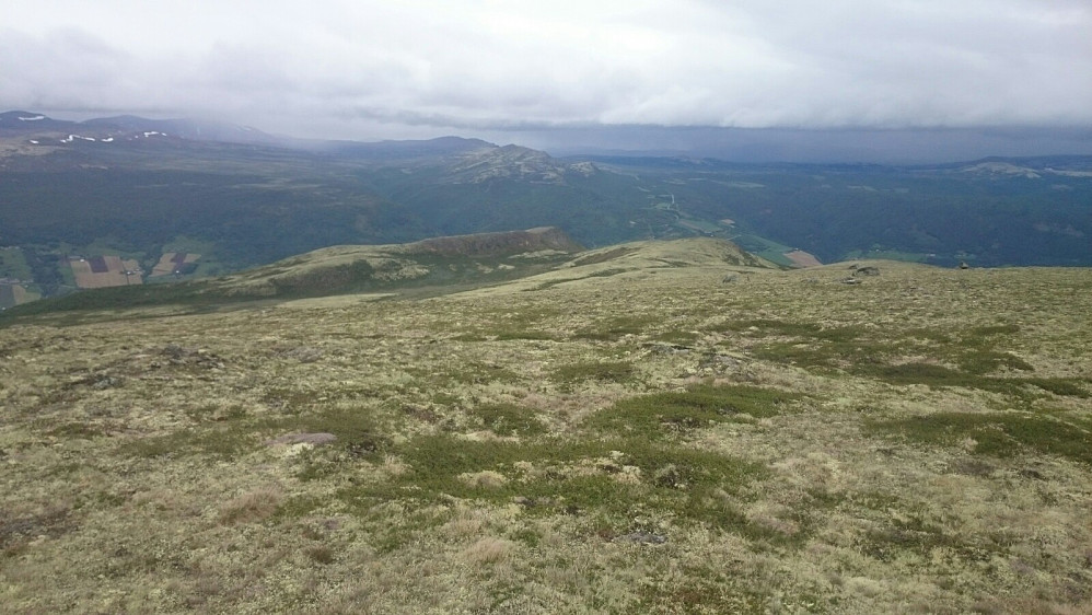 Tilbakeblikk ned mot Sjøberget. Det regnet tungt i Grimsdalen på andre siden av Gudbrandsdalen, så jeg var heldig med turvalget i dag