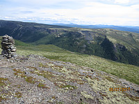 Utsikt fra toppen av Raudbergshøi og ned mot Holesætri, hvor en syklist jobbet i motbakkene