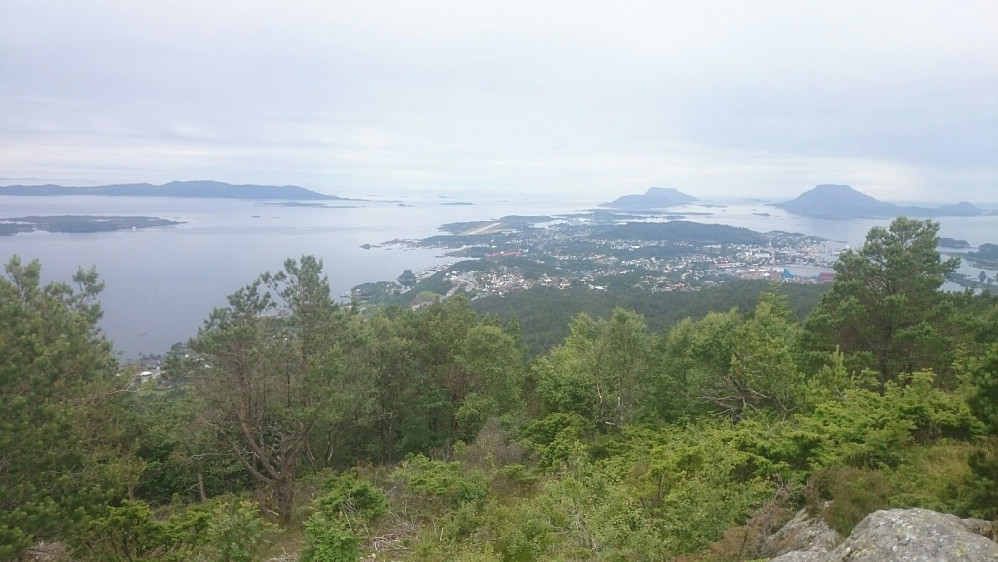Utsikt fra toppen og ned på Florø