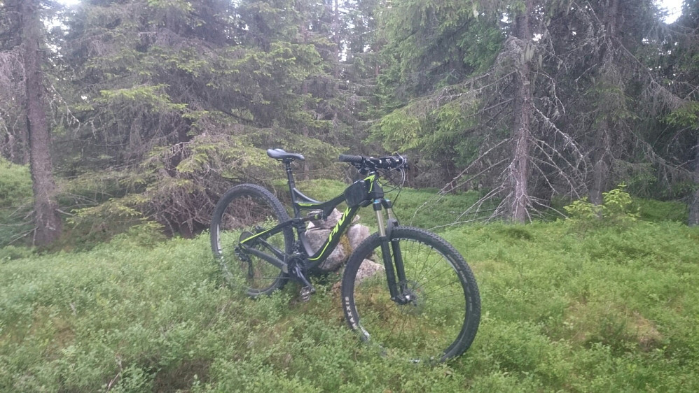 Sykkelen ble med helt opp på toppen i kveld