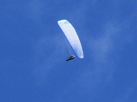 Det hang 3 paraglidere i de oppadgående luftstrømmene langs fjellsiden i dag